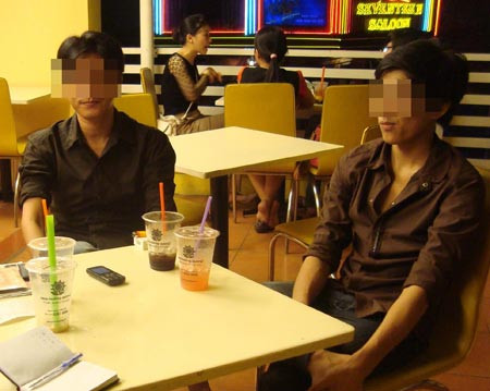 "Cộng" sẵn sàng thổ lộ tất cả chuyện nghề, miễn sao trả tiền cho họ. "Cộng" sẵn sàng thổ lộ tất cả chuyện nghề, miễn sao trả tiền cho họ.