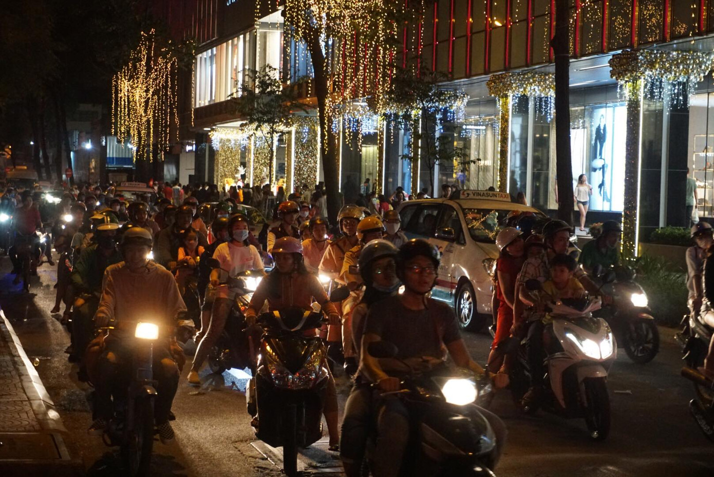 Xe cộ đổ về trung tâm TPHCM mỗi lúc một đông. - Ảnh: Văn Minh Việt Nam bước sang năm mới 2018 ảnh 63