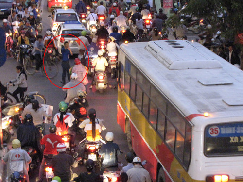 Ngày nào, các sinh viên tình nguyện này cũng không quản nguy hiểm, đứng giữa một rừng phương tiện để điều tiết giao thông trong giờ cao điểm buổi chiều. Ảnh: Lãng Phong