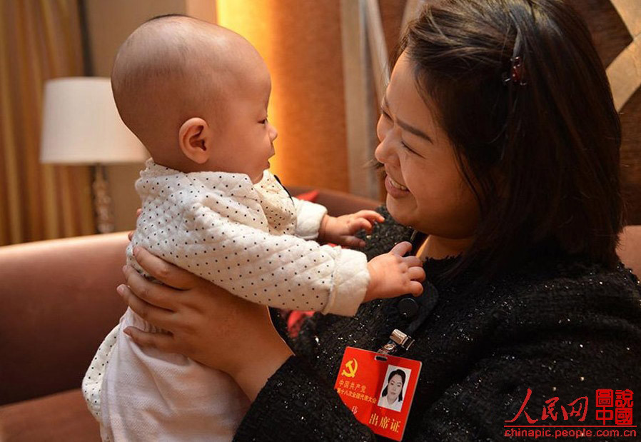 Cô Luo Wei chơi đùa cùng con trong khách sạn 