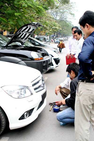 Nhiều chiếc xe hơi láng coong được đưa đi đăng ký biển kiểm soát 5 số.