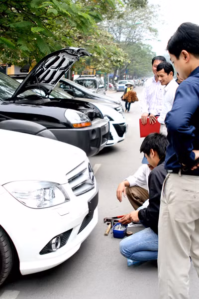 Nhiều xe hơi mới được đưa đi đăng ký biển kiểm soát năm số. Nhiều chiếc xe hơi láng coong được đưa đi đăng ký biển kiểm soát 5 số.