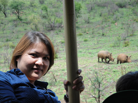 Du khách chụp ảnh cùng tê giác. Ảnh: Trí Đường