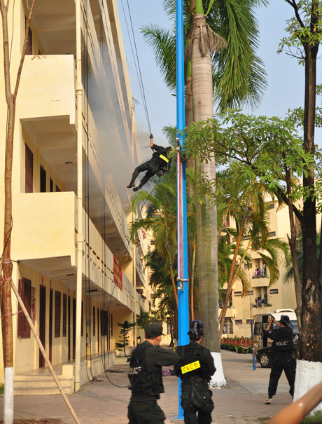 Trong khói súng mờ mịt, những tên khủng bố ngoan cố chống trả bị tiêu diệt ngay lập tức