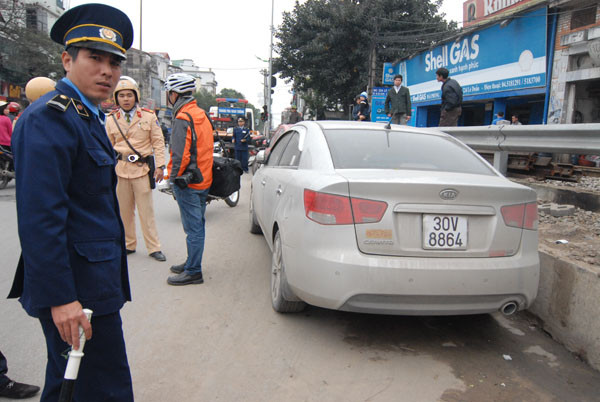 Lực lượng chức năng đã xử phạt một số phương tiện trên những tuyến phố cấm