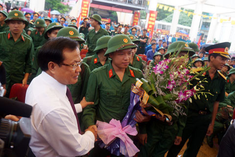 Ông Phạm Quang Nghị, Ủy viên Bộ Chính trị, Bí thư Thành ủy Hà Nội chúc mừng tân binh nhập ngũ. Ông Phạm Quang Nghị, Ủy viên Bộ Chính trị, Bí thư Thành ủy Hà Nội chúc mừng tân binh nhập ngũ