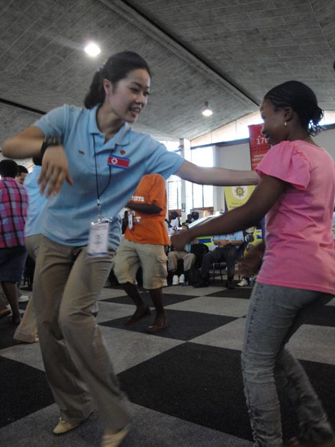 Thiếu nữ Triều Tiên đọ dáng cùng thiếu niên da màu