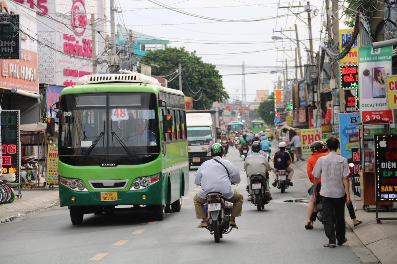 Đường Nguyễn Thị Tú hiện chỉ rộng khoảng 7,5m.