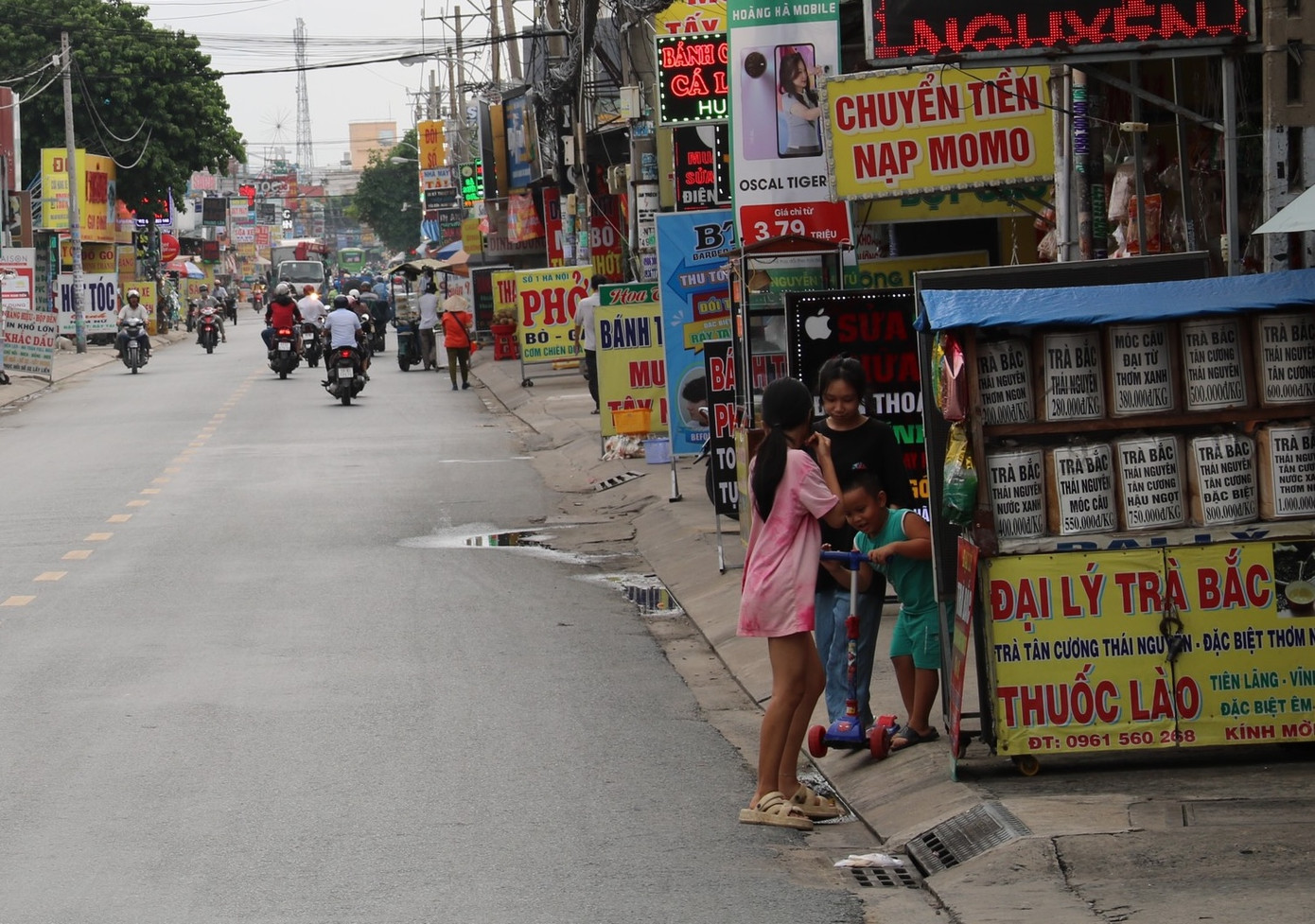 Mặt đường chật hẹp, trong khi đó vỉa hè của khu vực này hầu hết đều bị chiếm dụng để kinh doanh khiến không gian đi lại càng chật hẹp.