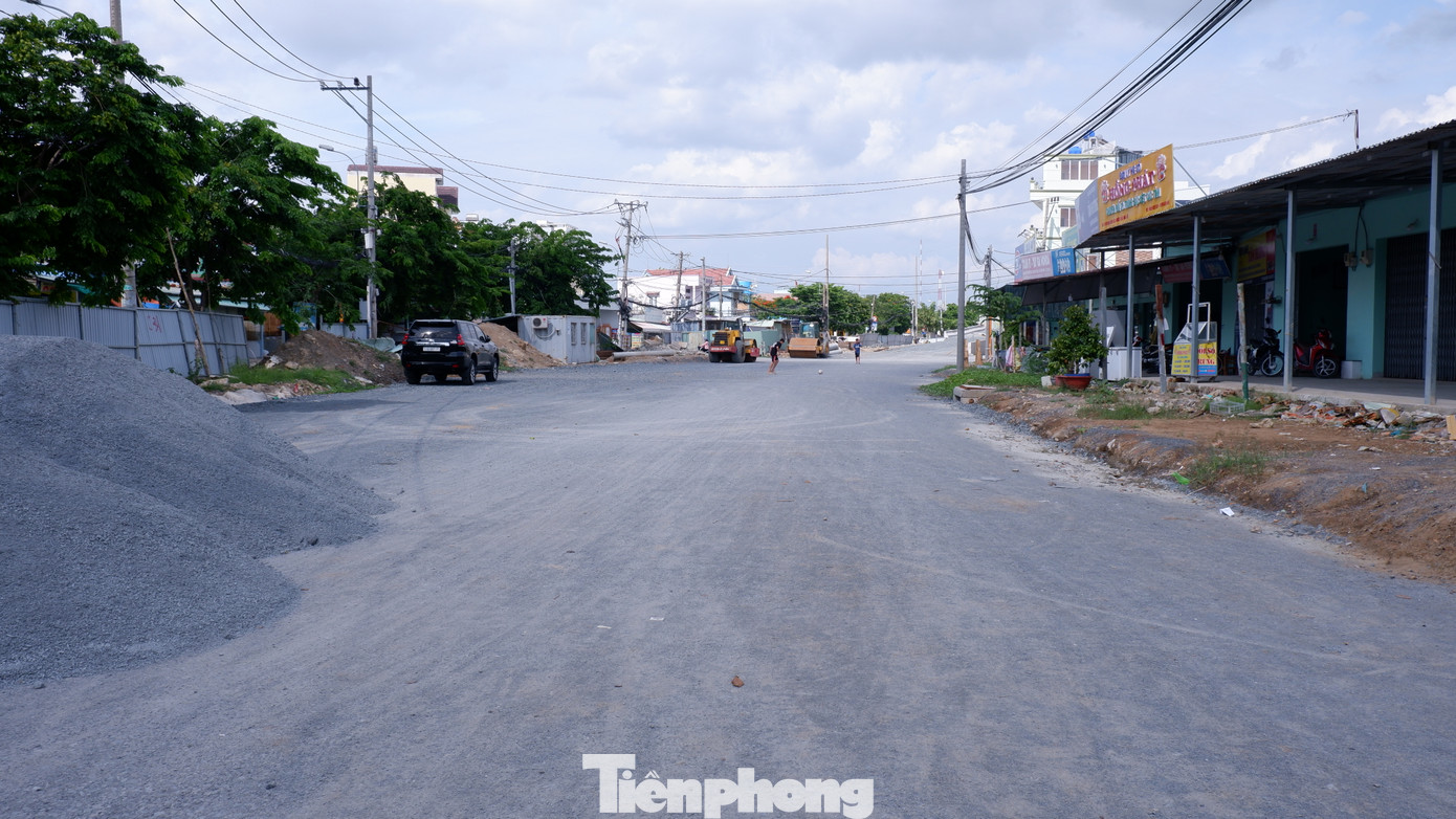 Đại diện Ban quản lý dự án đầu tư xây dựng các công trình giao thông TPHCM (Ban Giao thông, chủ đầu tư) cho biết, công tác bồi thường, giải phóng mặt bằng tại dự án cầu Phước Long đã hoàn thành hồi tháng 12/2023. Trong ảnh: Phần đường dẫn lên cầu Phước Long (đoạn thuộc quận 7) đang được thi công.