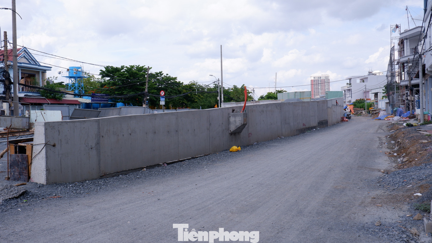 Phần đường dẫn đã lắp đặt 96% cống thoát nước. Đơn vị thi công đã hoàn thành xử lý nền đường, tường chắn phía huyện Nhà Bè, đồng thời tiếp tục thi công nền đường và tường chắn phía quận 7.