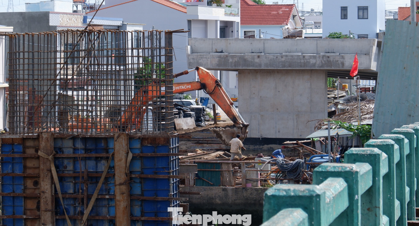 Vào những ngày cuối tháng 7/2024, trên công trường dự án cầu Phước Long mới (nối quận 7 và huyện Nhà Bè, TPHCM) nhiều công nhân, kỹ sư cùng máy móc, thiết bị đang tất bật thi công các hạng mục như trụ cầu, đường dẫn,...