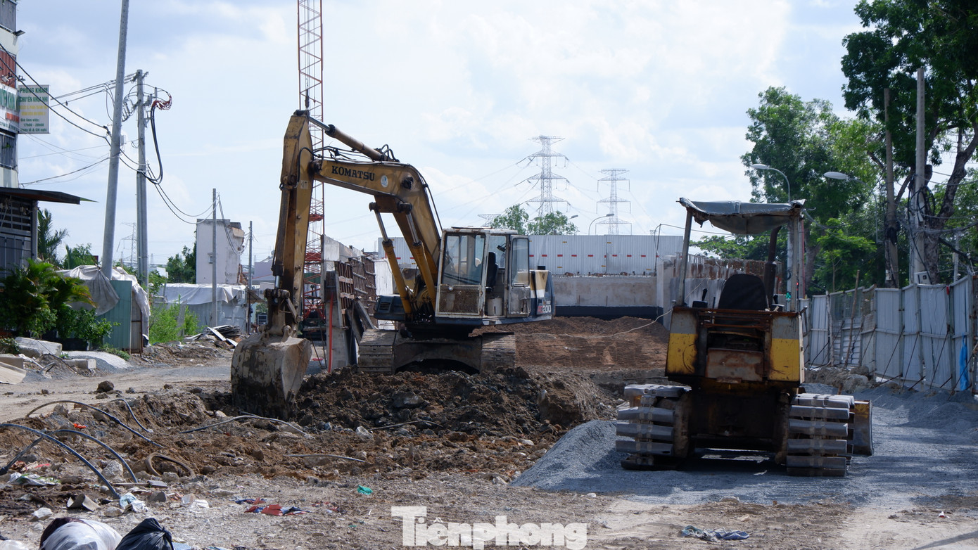 Cuối tháng 7/2023, cầu Phước Long được thi công trở lại sau gần 3 năm bị "treo".