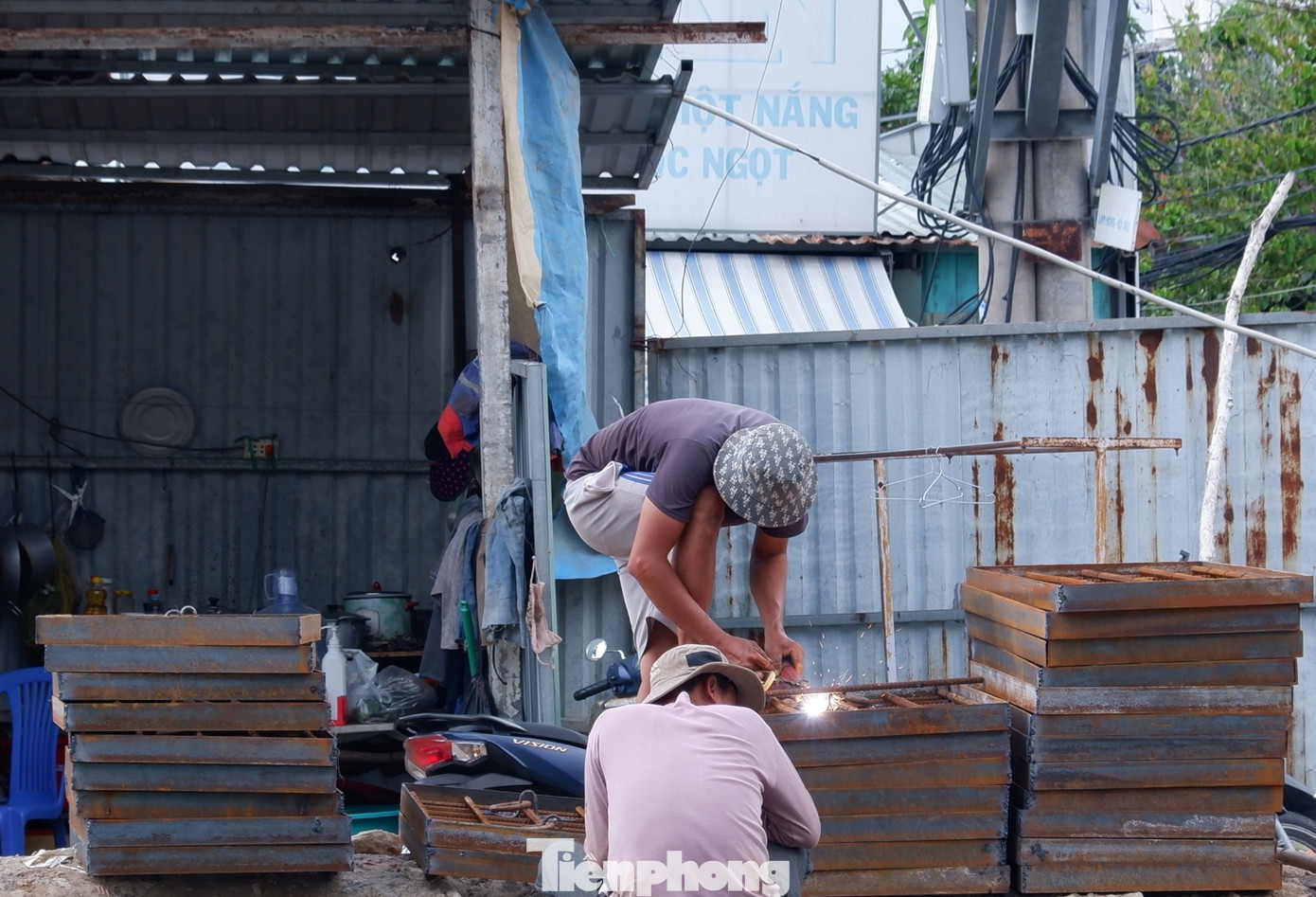 Trên công trường cầu Phước Long phía bờ quận 7.