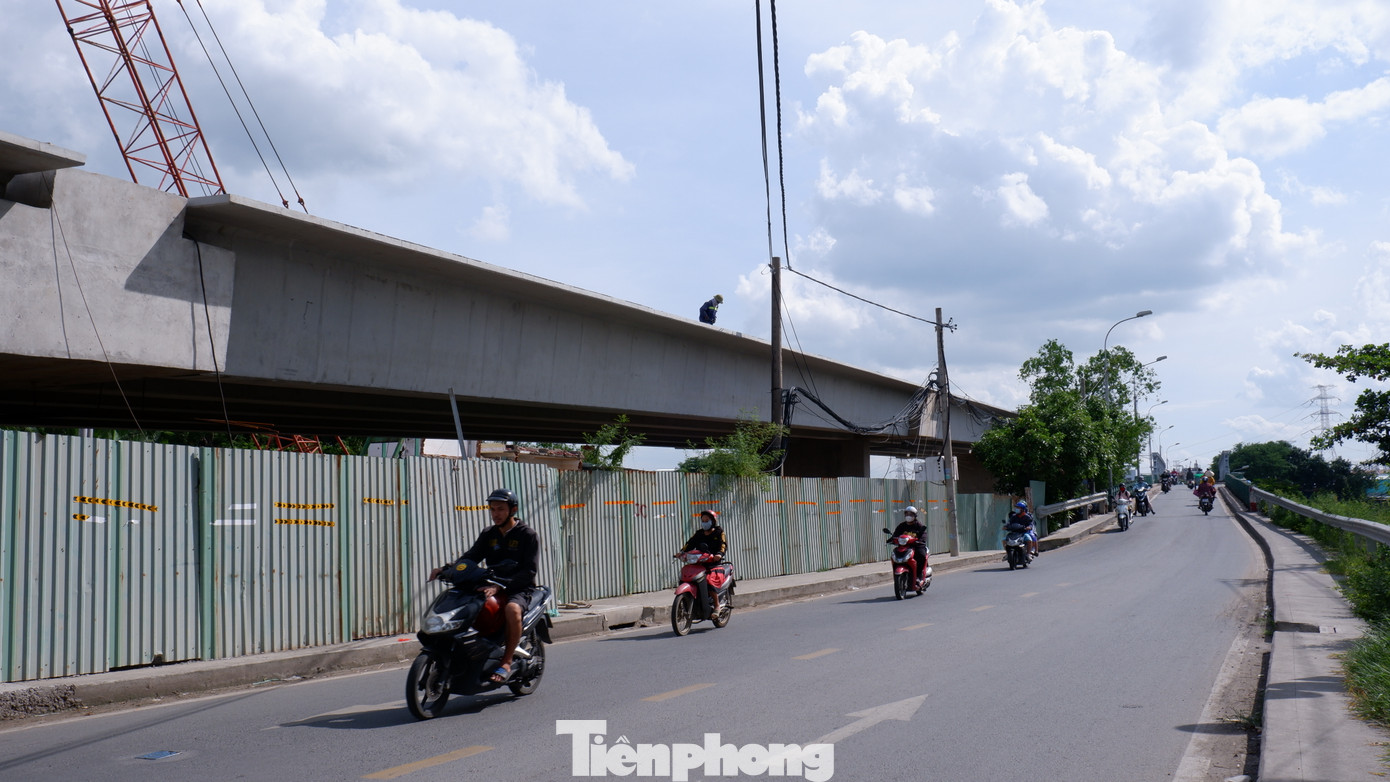 &quot;Sản lượng toàn công trình hiện đạt hơn 71%, dự kiến hoàn thành toàn bộ công trình vào tháng 12 năm nay&quot;- Đại diện Ban Giao thông TPHCM cho biết.