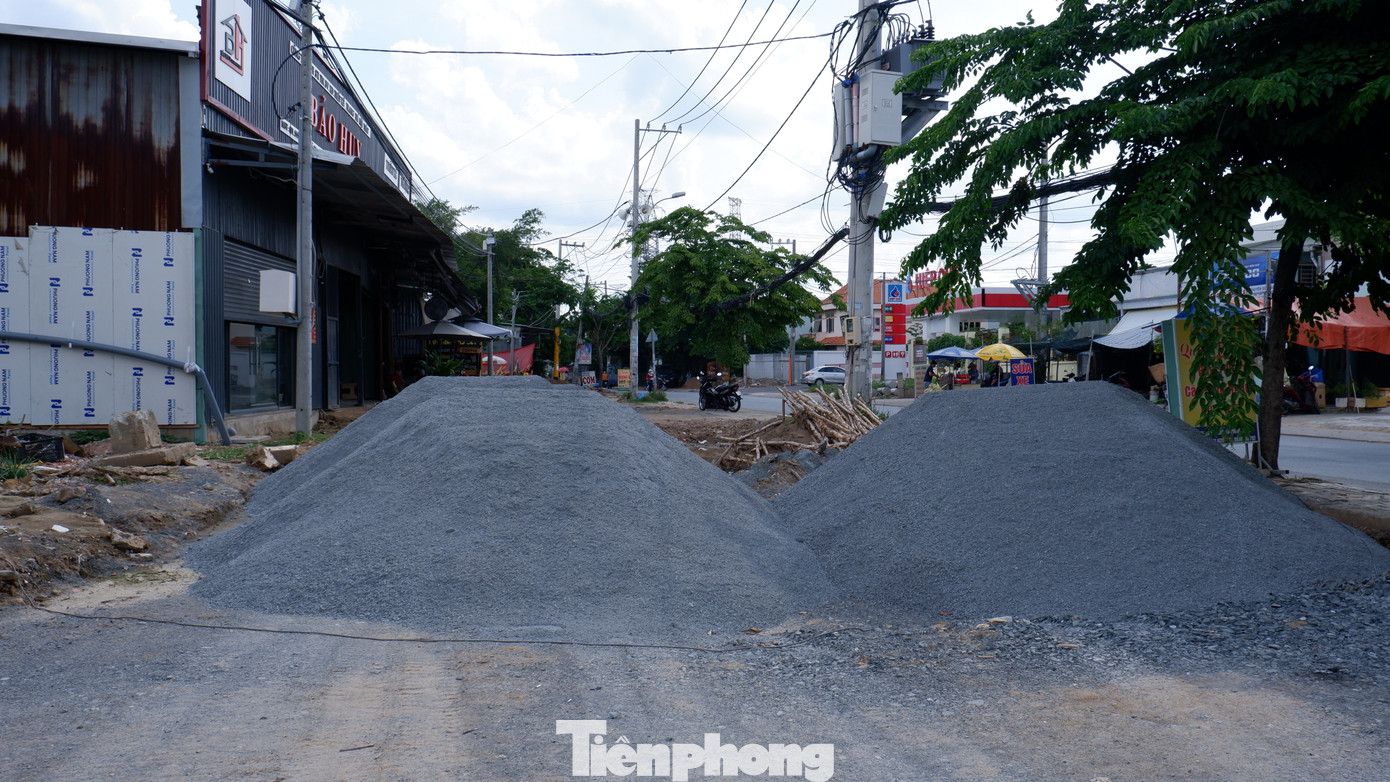 Do phát sinh chi phí giải phóng mặt bằng (GPMB), dự án đã được điều chỉnh tăng tổng mức đầu tư từ gần 398 tỷ đồng lên 748 tỷ đồng (trong đó chi phí bồi thường, GPMB và di dời hạ tầng kỹ thuật từ 166 tỷ đồng tăng lên 515 tỷ đồng).