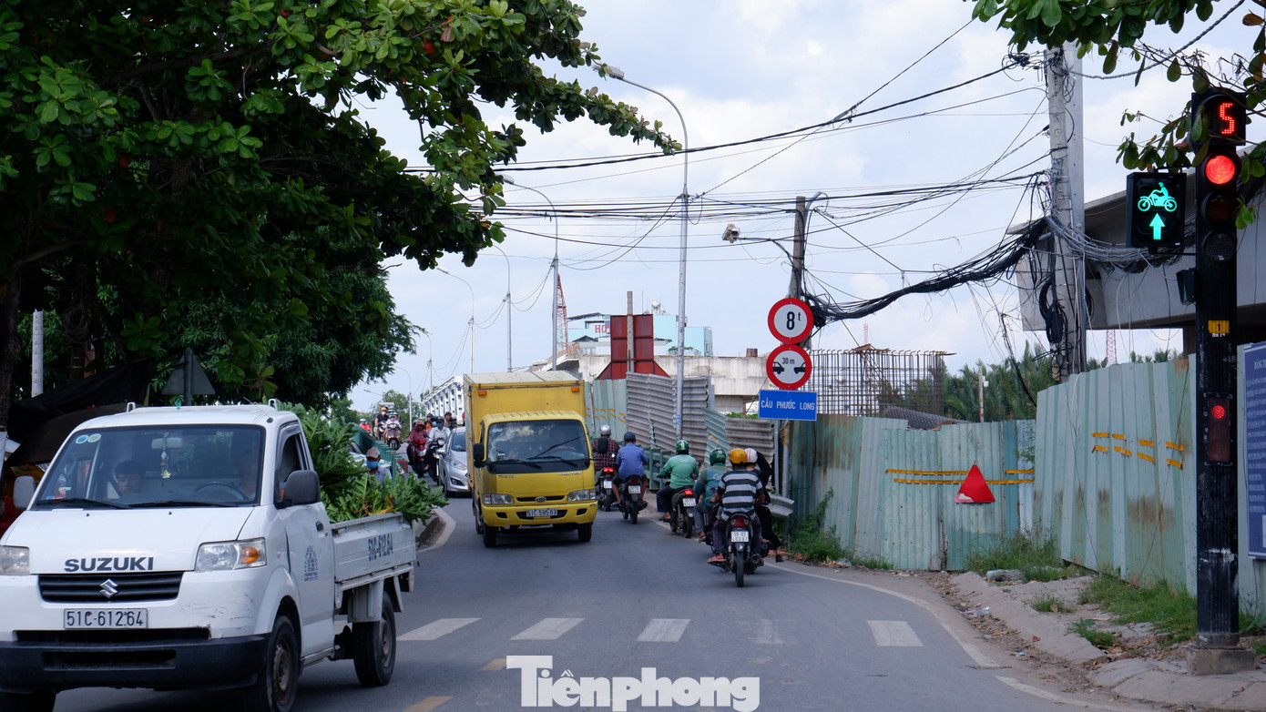 Hiện nay lưu lượng phương tiện lưu thông trên cầu Phước Long cũ tương đối lớn, thường xuyên xảy ra ùn ứ vào thời gian cao điểm.