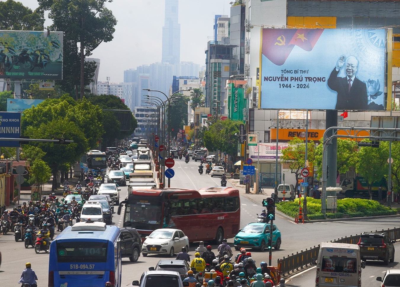 TPHCM phân luồng giao thông phục vụ Lễ viếng Tổng Bí thư Nguyễn Phú Trọng. Ảnh: Phạm Nguyễn TPHCM phân luồng giao thông phục vụ Lễ viếng Tổng Bí thư Nguyễn Phú Trọng. Ảnh: Phạm Nguyễn