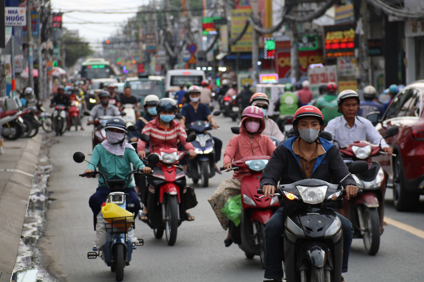 Mặt đường nhỏ hẹp trong khi mật độ phương tiện gia tăng khiến đường Nguyễn Thị Tú thường xuyên ùn ứ.