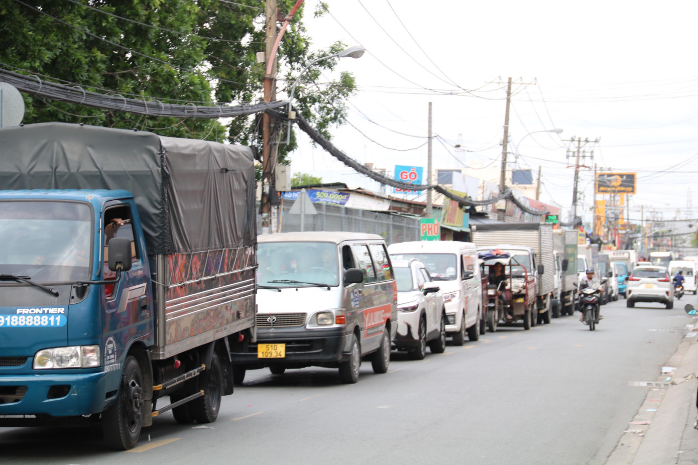 Dòng phương tiện xếp hàng dài trên đường Nguyễn Thị Tú.