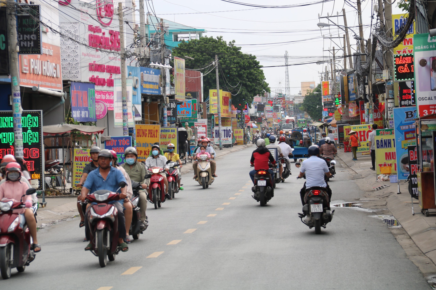 Người dân khu vực quận Bình Tân, huyện Bình Chánh đang mong chờ trục đường Vĩnh Lộc - Nguyễn Thị Tú sớm được mở rộng.