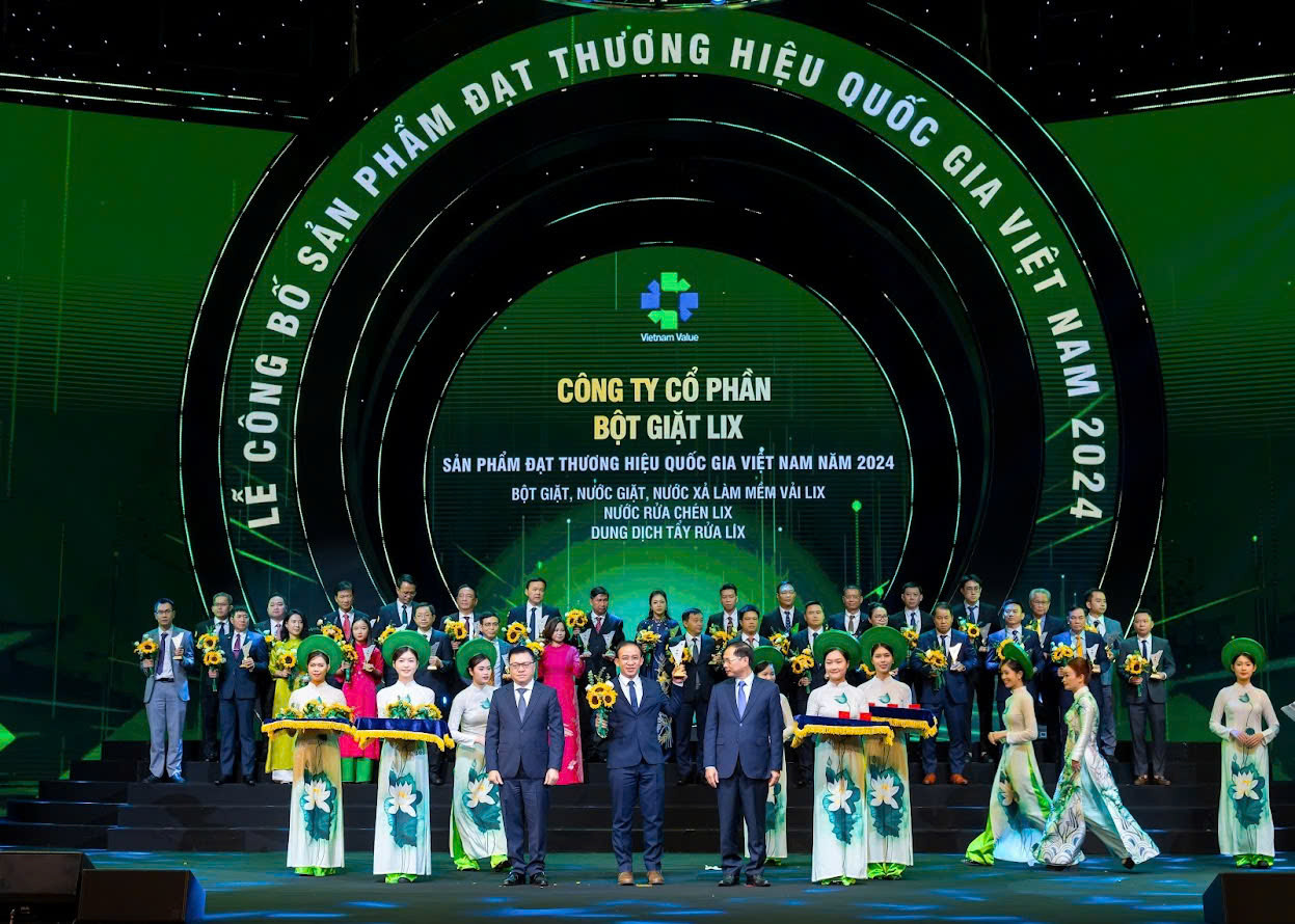 Ông Cao Thành Tín - Tổng Giám đốc LIXCO lên nhận biểu trưng Thương hiệu quốc gia Việt Nam 2024 Ông Cao Thành Tín - Tổng Giám đốc LIXCO lên nhận biểu trưng Thương hiệu quốc gia Việt Nam 2024