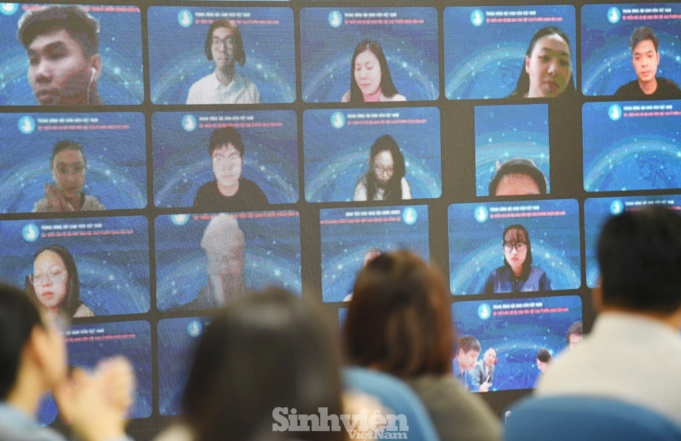 Các cán bộ Hội Sinh viên Việt Nam ở nước ngoài tham dự chương trình tập huấn tại các điểm cầu trực tuyến. Ảnh: SVVN Các cán bộ Hội Sinh viên Việt Nam ở nước ngoài tham dự chương trình tập huấn tại các điểm cầu trực tuyến. Ảnh: SVVN