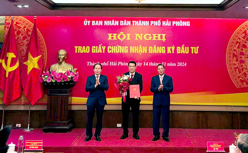 Ông Vũ Văn Bằng, Tổng giám đốc Công ty CP DAP – Vinachem nhận trao Giấy chứng nhận đăng ký đầu tư từ lãnh đạo Thành phố Hải Phòng. Ông Vũ Văn Bằng, Tổng giám đốc Công ty CP DAP – Vinachem nhận trao Giấy chứng nhận đăng ký đầu tư từ lãnh đạo Thành phố Hải Phòng.