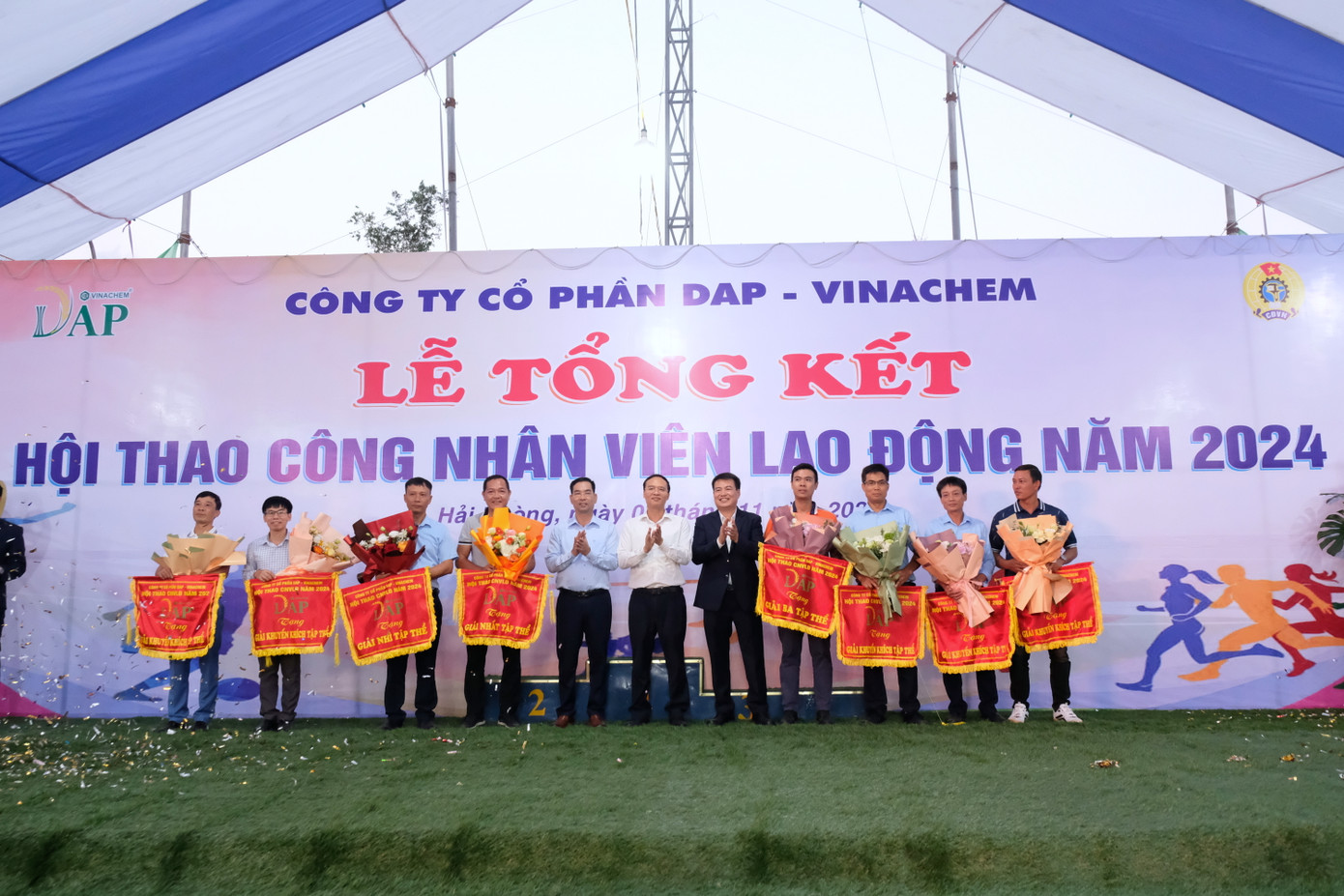 Lãnh đạo Công ty Cổ phần DAP-Vinachem trao giải cho các đội thi xuất sắc Lãnh đạo Công ty Cổ phần DAP-Vinachem trao giải cho các đội thi xuất sắc