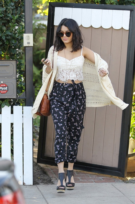 Nổi bật và phong cách cùng quần họa tiết hoa ảnh 6