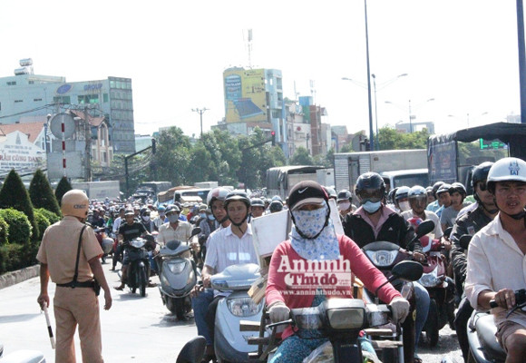 Hiện trường vụ cháy còn gây nên tình trạng kẹt xe nghiêm trọng ở cửa ngõ TP.HCM