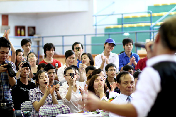 Phần biêu diễn của Hoàng Hải được các bạn khán giả sôi nổi đón nhận