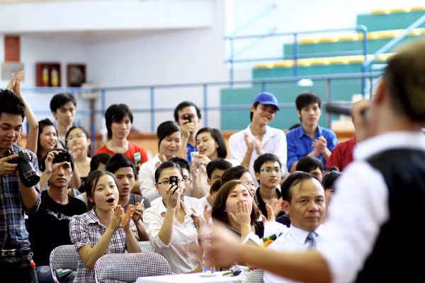 Phần biêu diễn của Hoàng Hải được các bạn khán giả sôi nổi đón nhận