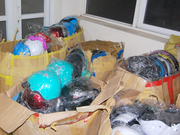 Lô hàng mũ bảo hiểm giả trên hai xe tải bị thu giữ ngày 24-3. Lô hàng mũ bảo hiểm giả trên hai xe tải bị thu giữ ngày 24-3