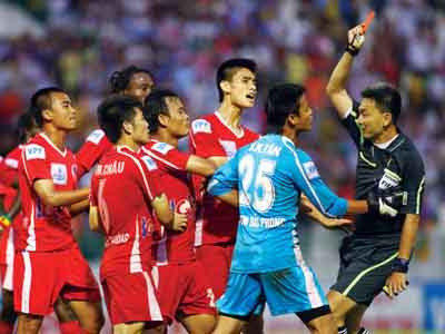 Trọng tài Võ Minh Trí bị thủ môn Đậu Ngọc Tân tấn công ngay trên sân
