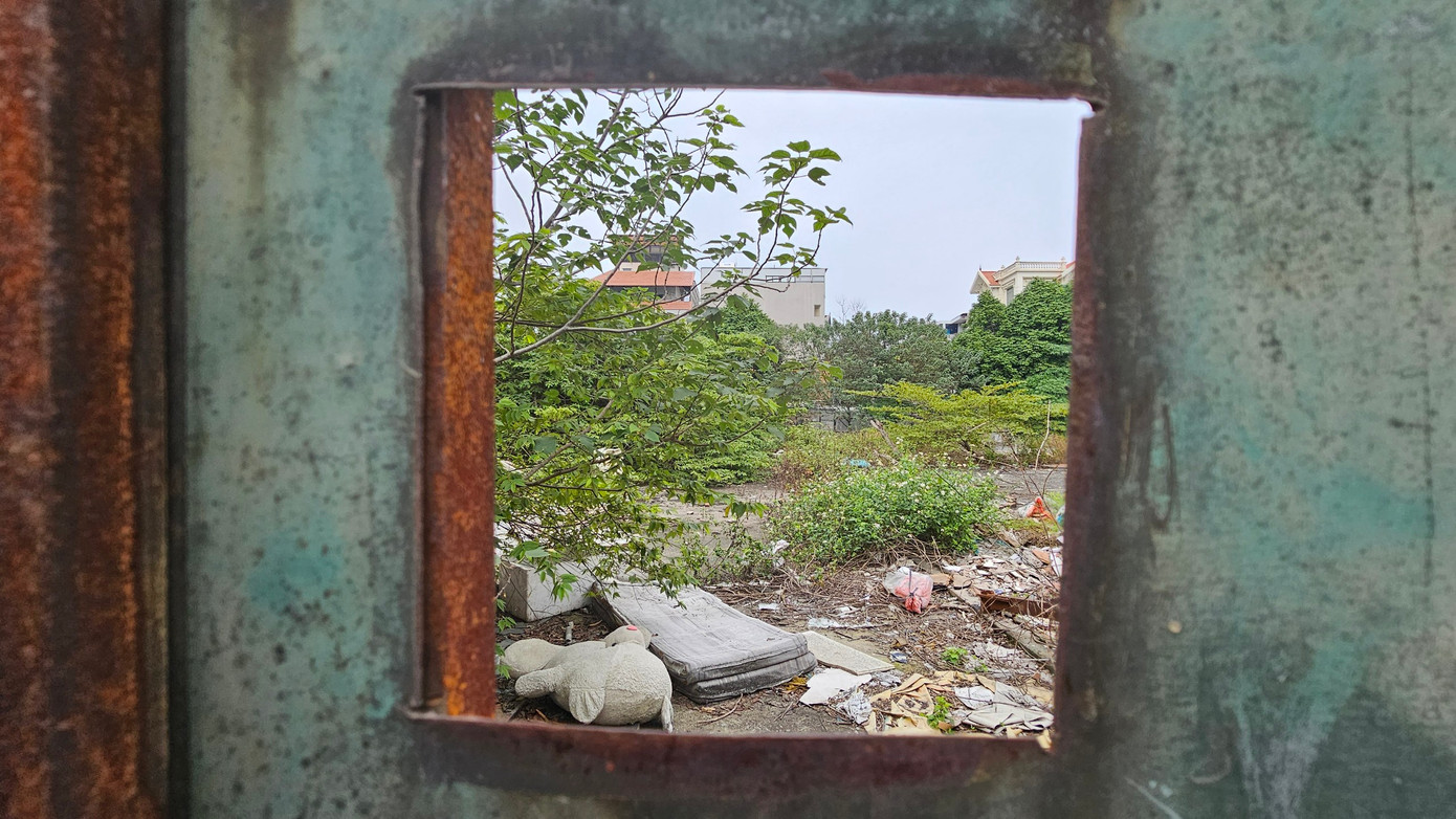 Hiện khu đất này đang bỏ hoang, xung quanh được quây tôn kín mít, các cánh cổng ra vào đều được khóa chặt.