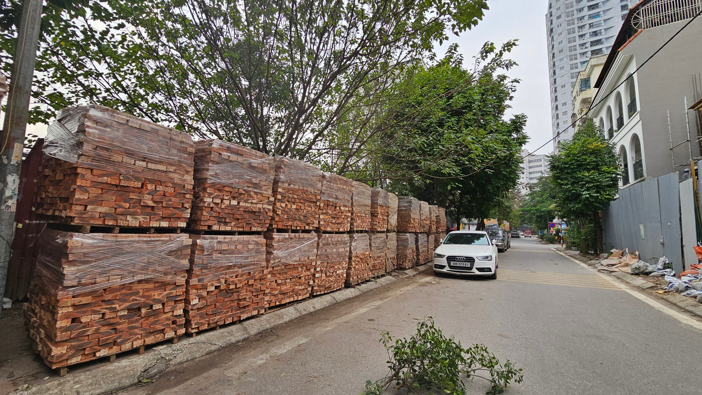 Phía ngoài khu đất dự án bị chiếm dụng làm nơi bán hàng ăn, nơi tập kết vật liệu xây dựng...