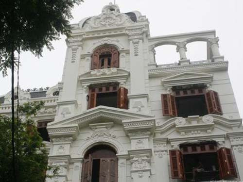 Các công trình kiến trúc kiểu cổ của Pháp vốn đã phổ biến tại Việt Nam. Các công trình kiến trúc kiểu cổ của Pháp vốn đã phổ biến tại Việt Nam