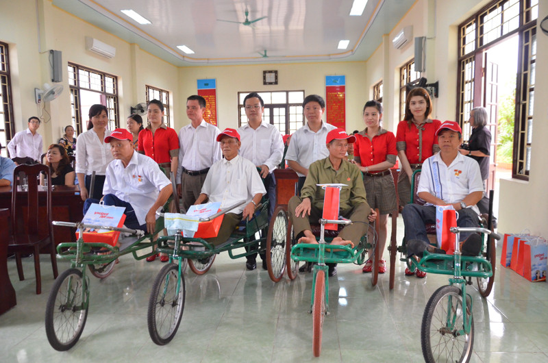 Đoàn công tác chụp ảnh cùng các thương bệnh binh