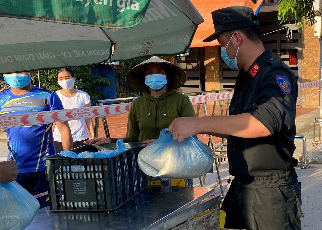 Ngoài đảm bảo an ninh trật tự, phòng chống dịch bệnh, lực lượng CSCĐ cũng giúp phân phát hàng hóa, lương thực cho người dân...