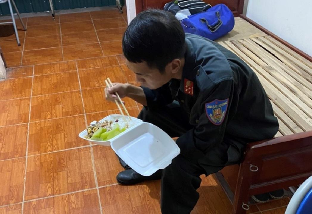 Việc ăn uống, nghỉ ngơi của các chiến sĩ được thực hiện nhanh chóng, tranh thủ để tập trung làm nhiệm vụ kiểm soát, phòng chống dịch bệnh.