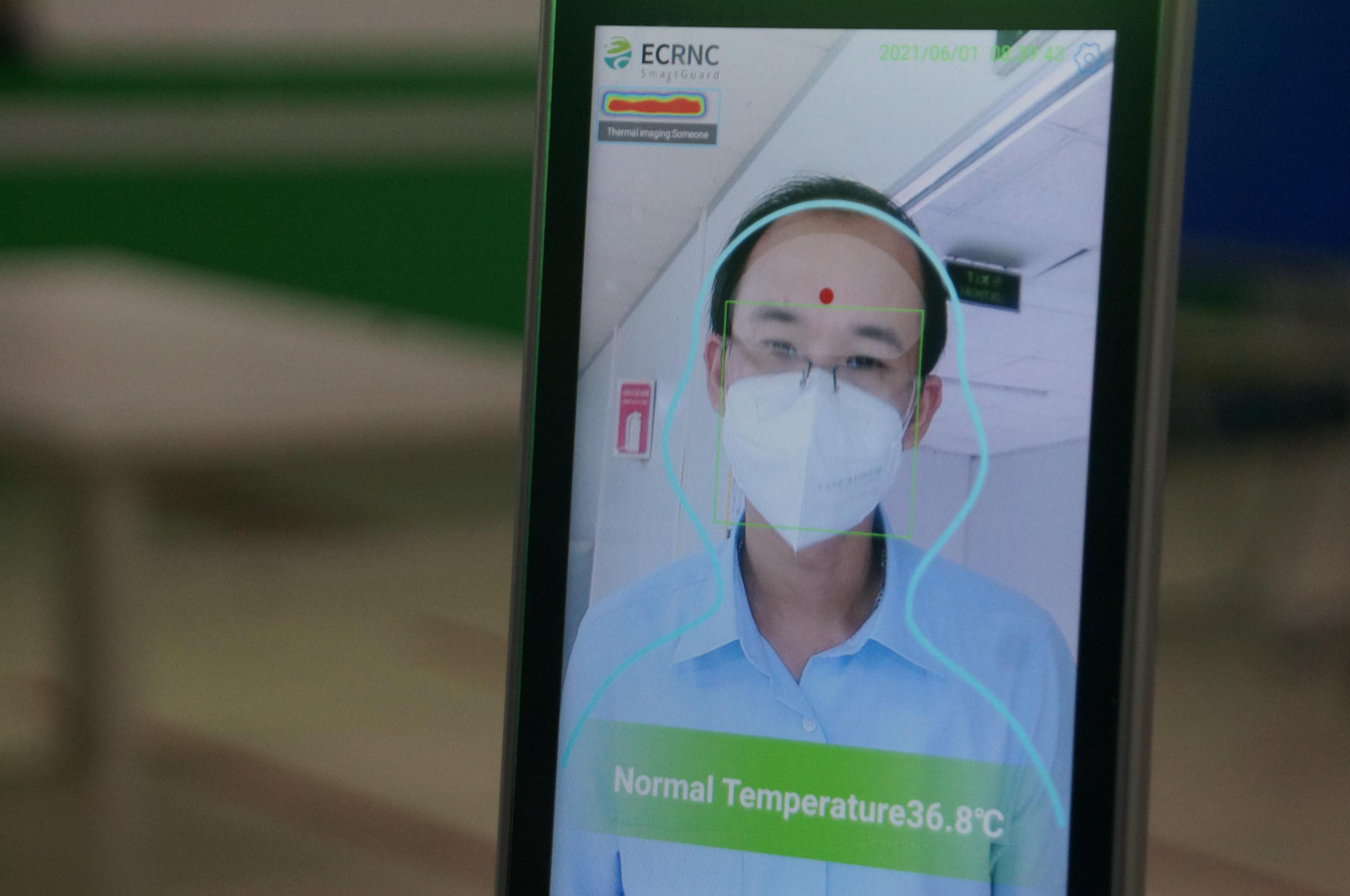 Máy đo thân nhiệt tự động được nhập khẩu từ Hàn Quốc và lắp đặt tại Cty EMW Việt Nam.