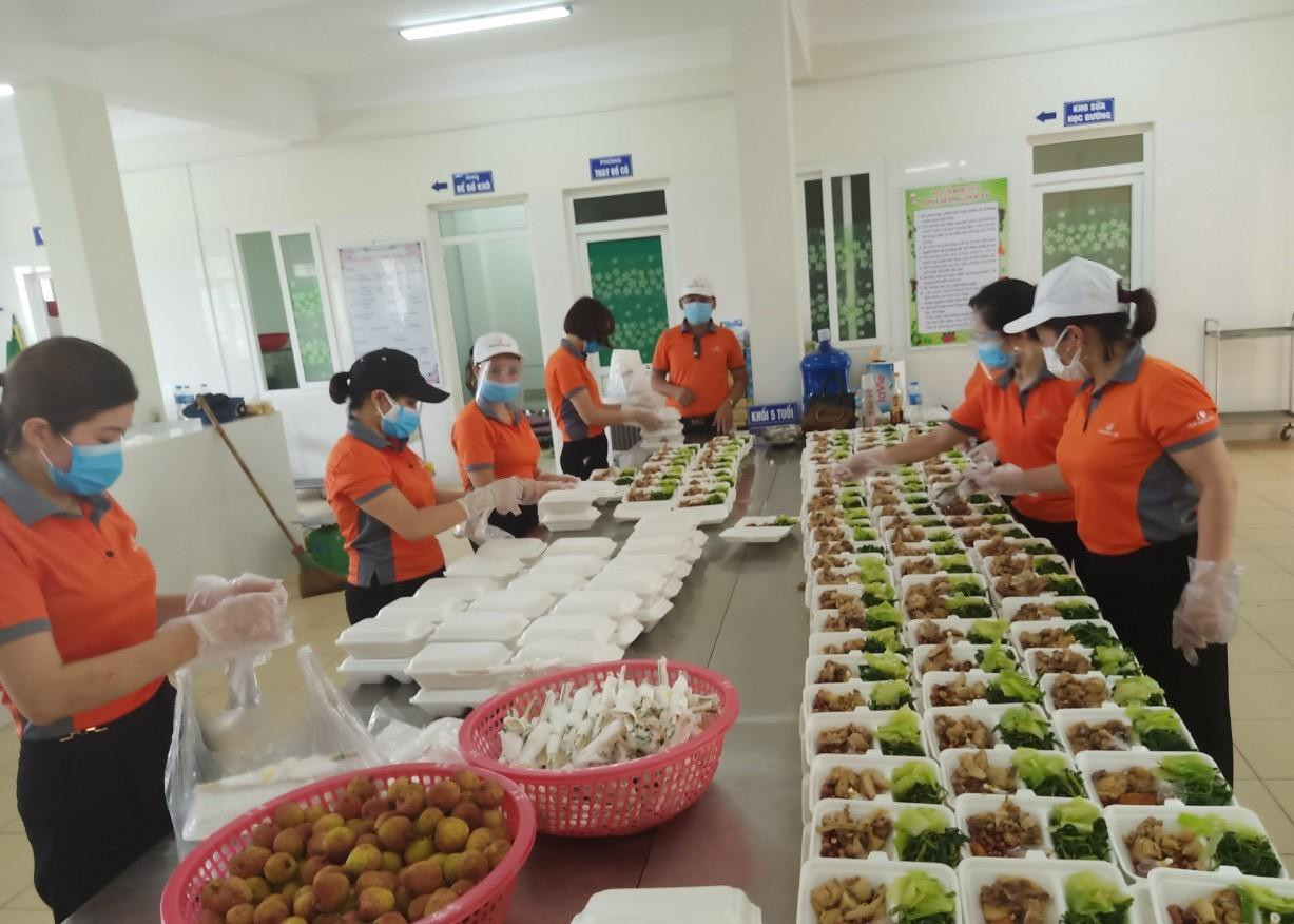 Lương thực, thực phẩm cho người cách ly được huy động từ nhiều nguồn bao gồm cả những Hội viên Hội liên hiệp phụ nữ huyện. Nhiều chị đã tình nguyện ủng hộ cả vật chất cùng ngày công lao động của bản thân. Lương thực, thực phẩm cho người cách ly được huy động từ nhiều nguồn bao gồm cả những Hội viên Hội liên hiệp phụ nữ huyện. Nhiều chị đã tình nguyện ủng hộ cả vật chất cùng ngày công lao động của bản thân.