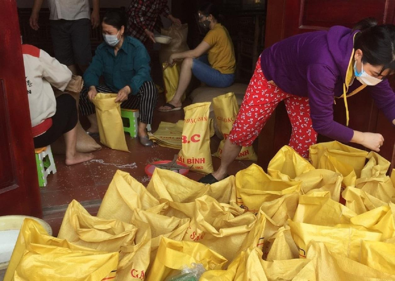 Thành viên Hội phụ nữ huyện Quế Võ chia gạo, thực phẩm để chuẩn bị phân phát cho công nhân, người dân ở những nơi bị phong tỏa. Thành viên Hội phụ nữ huyện Quế Võ chia gạo, thực phẩm để chuẩn bị phân phát cho công nhân, người dân ở những nơi bị phong tỏa.