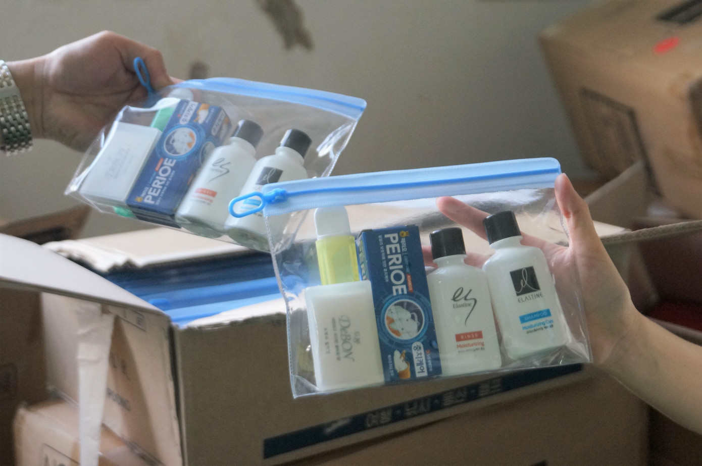 Cty EMW đã nhập khẩu từ Hàn Quốc đồ dùng sinh hoạt cho công nhân trong thời gian họ sống, làm việc tại nhà máy.