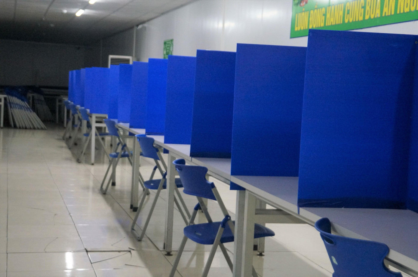 Phòng ăn trong Cty EMW được bố trí vách ngăn.