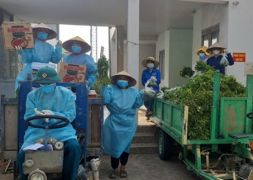 Những người phụ nữ đi chợ, chuẩn bị nấu cơm cho người phải cách ly, người tham gia phòng chống dịch. Những người phụ nữ đi chợ, chuẩn bị nấu cơm cho người phải cách ly, người tham gia phòng chống dịch.