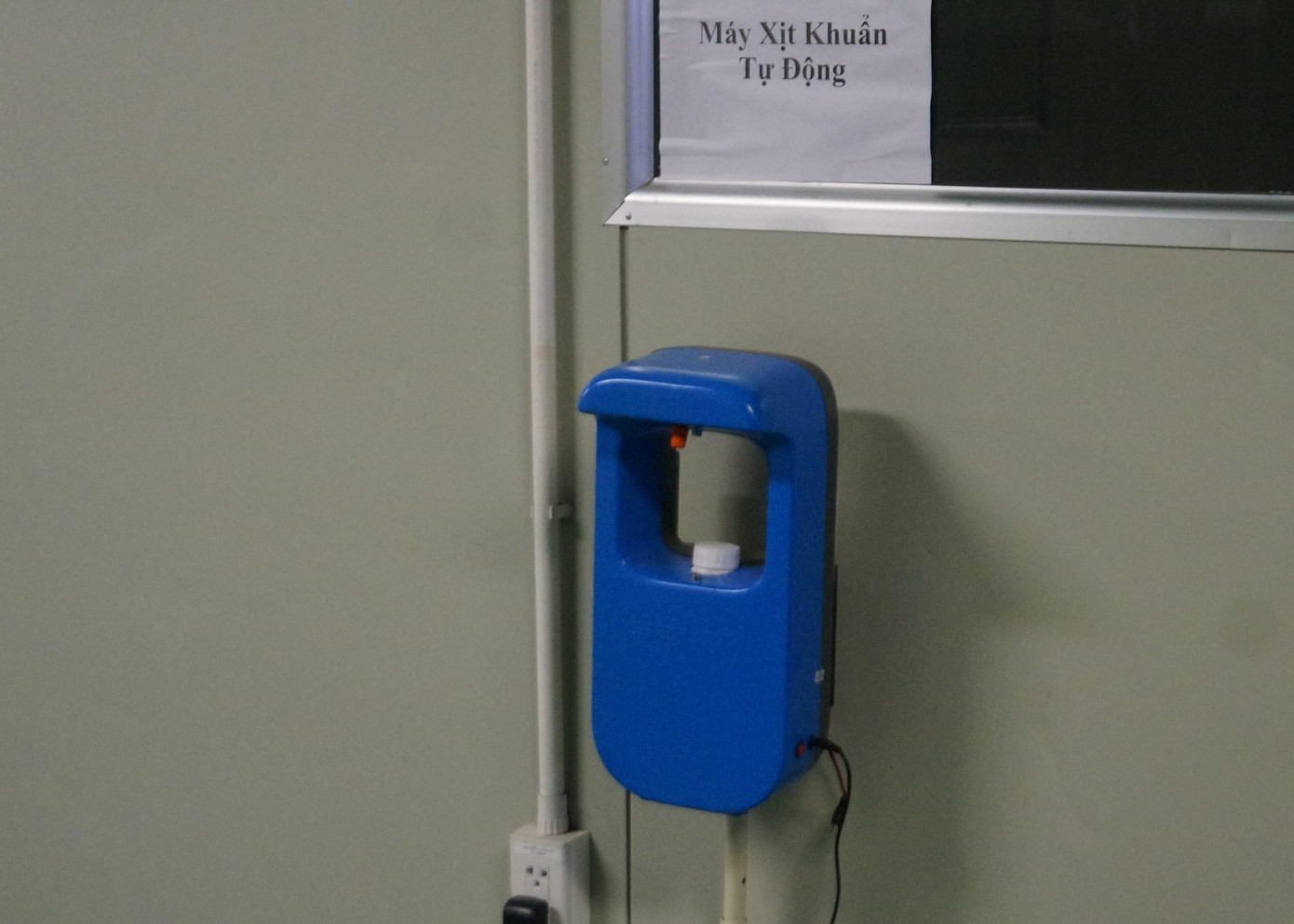 Doanh nghiệp đã trang bị máy xịt khuẩn tự động cho công tác phòng chống dịch.