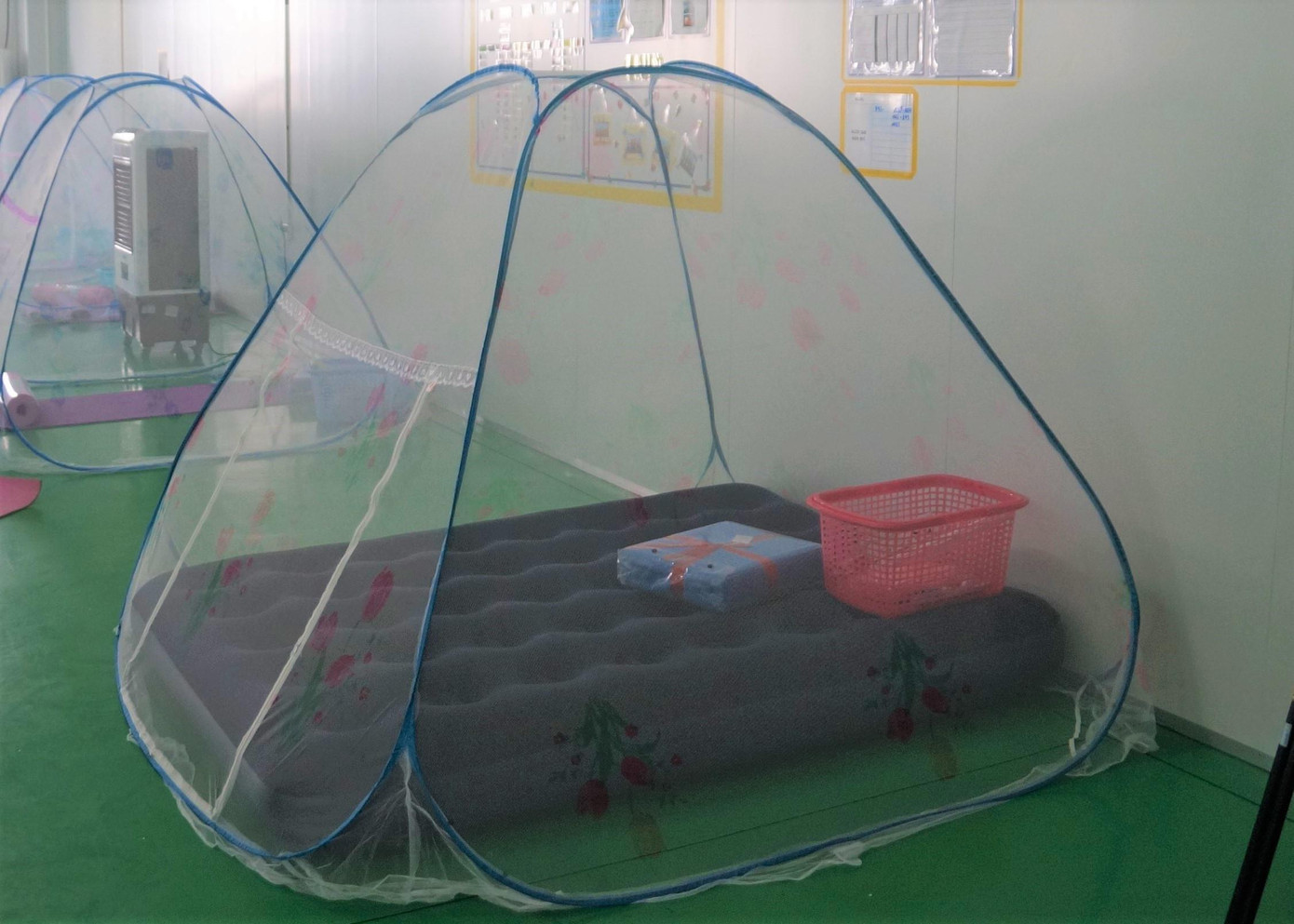 Chỗ ngủ của công nhân được bố trí ở nơi thoáng khí, trang bị đủ màn, đệm...