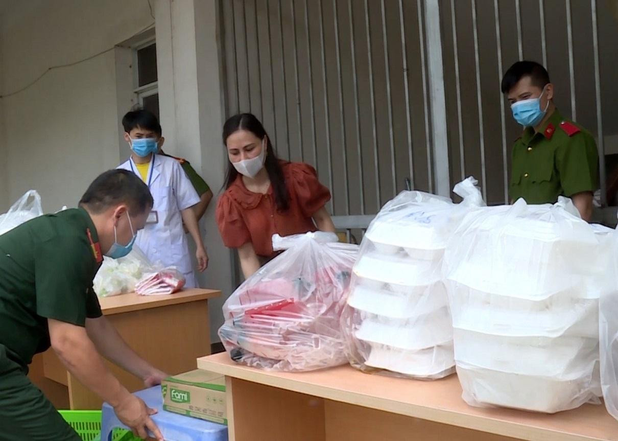 Những phần cơm được chuẩn bị tốt sẽ được đưa tới khu cách ly để lực lượng làm nhiệm vụ tại đây nhận, phân phát. Những phần cơm được chuẩn bị tốt sẽ được đưa tới khu cách ly để lực lượng làm nhiệm vụ tại đây nhận, phân phát.